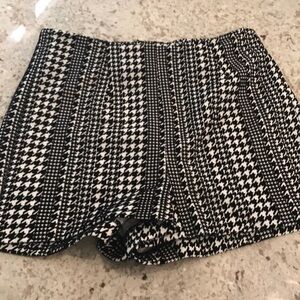 💰Sale💰White and Black Houndstooth shorts! Hot!🔥